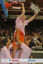 Cathy Joens cutting the net © Bourges Basket
