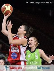 Caroline Trottin beating Katarina Simkulakova to the basket © Bellenger/IS/FFBB  