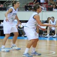 Italy players in defense at EuroBasket women 2009 © Womensbasketball-in-france.com