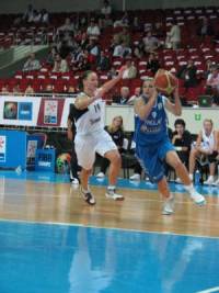 Evanthia Maltsi on the run against the Slovak Republic during EuroBasket Women2009  © womensbasketball-in-france.com