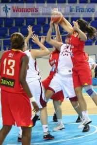  Players from Spain and Latvia U20 in the paint © womensbasketball-in-france.com  