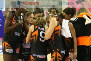  Bourges Basket players in the huddle © womensbasketball-in-france.com 