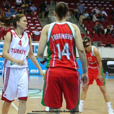 Belarus and Turkey playing basketball  at  EuroBasket Women 2009 © womensbasketball-in-france.com