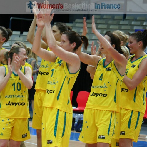  Australian players acknowledge the supporters after beating France © womensbasketball-in-france.com  