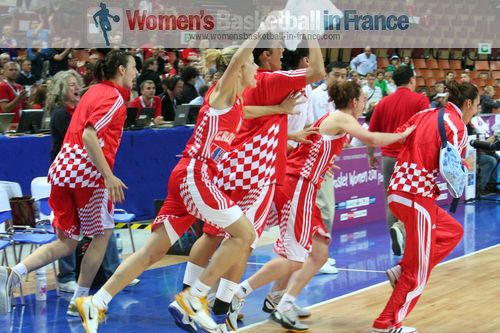 Croatia's bench celebrating at EuroBasket Women 2011 © womensbasketball-in-france.com  