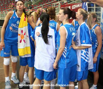 Greek players goto the supporter after losing to France © womensbasketball-in-france.com