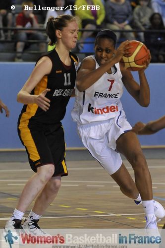 Sandrine Gruda passing Emma Meesseman  © Bellenger/IS/FFBB  