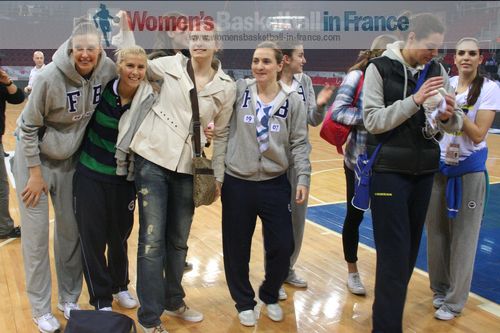 Fenerbahçe SK players thank supporters ©  womensbasketball-in-france.com 