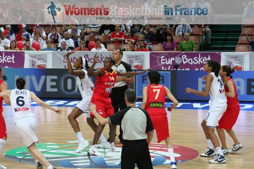 Tip-off France versus Spain at EuroBasket Women 2011 © womensbasketball-in-france.com  