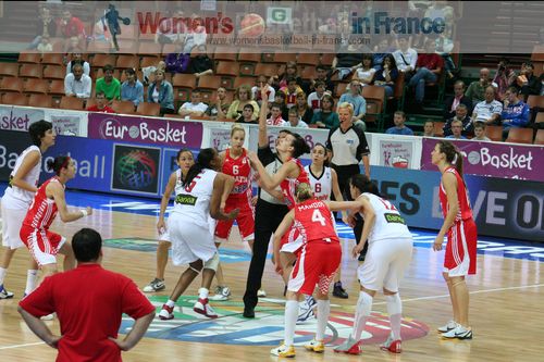 Spain vs Croatia at tip-off at EuroBasket Women 2011 © womensbasketball-in-france.com  