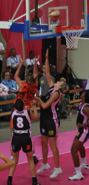 Bourges Basket and Toulouse under the basket  © womensbasketball-in-france.com