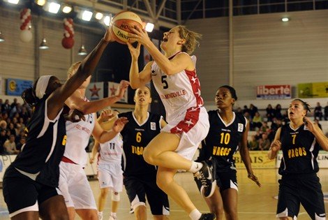  Caroline Aubert   playing basketball in the EuroCup Women   © Jean-Yves Desfoux 