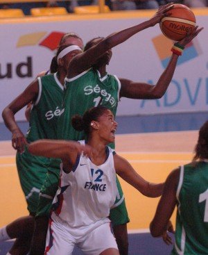 Florine Basque in white battles against Senegal at the 2009 Jeux de la Francophonie -  2009 Francophone Games © jeux2009.org