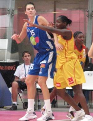 Lindsey Taylor against Guiday Mendy  at the Open LFB  © womensbasketball-in-france.com