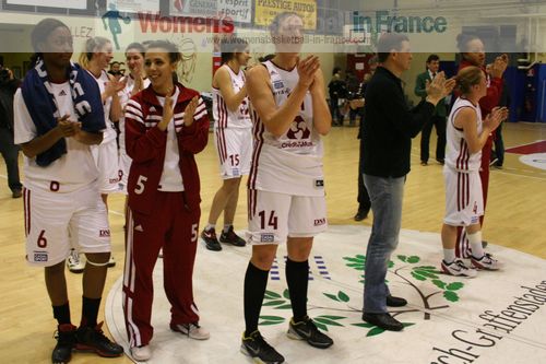 Illkirch-Graffenstaden players thanking supporters