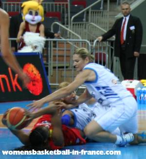   Spain and Greece battle for the ballEuroBasket Women 2009 © womensbasketball-in-france.com