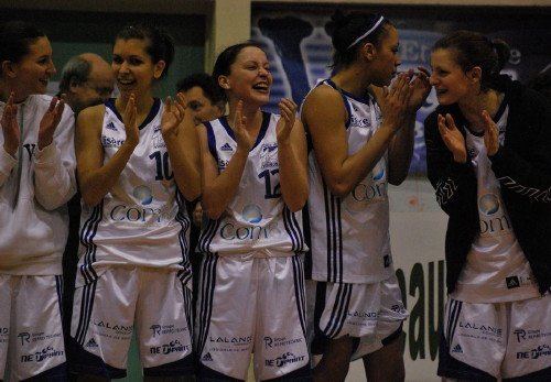  Etoile Voiron acknowledge the fans © edv-basket  border=