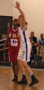 LFB match Nyree Robert and Michele van Gorp ©womensbasketball-in-france